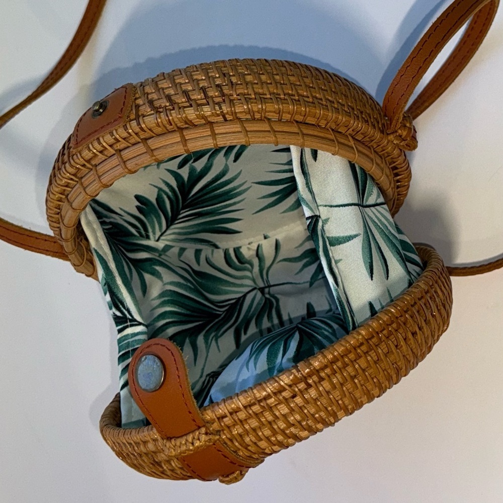 Round Woven Tan Shoulder Bag - Picture 4 of 5